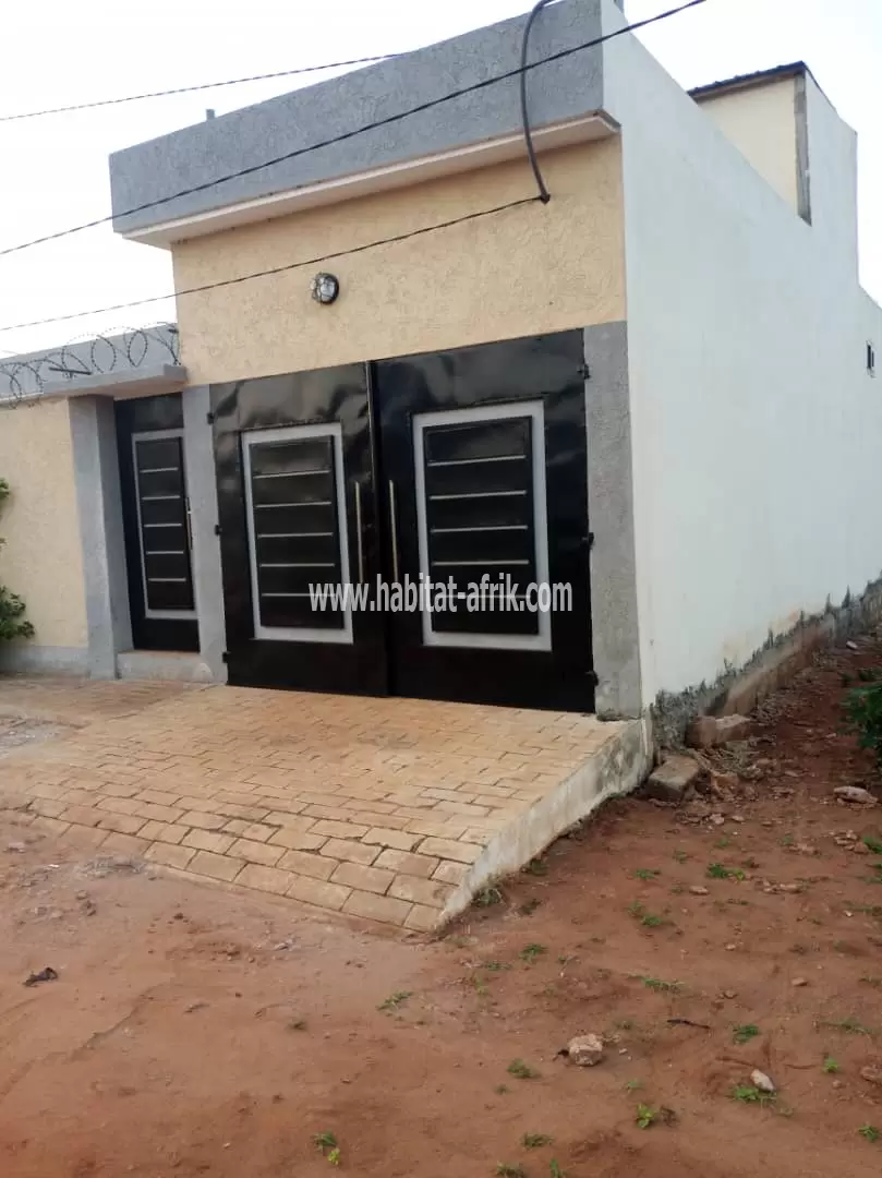 Je mets en vente une maison de 3 chambres sur demi lot a djagble abolave lome togo