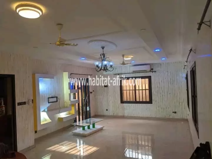 je mets en vente une maison sur demi lot deux (2) chambres à adidogome ipg lome togo