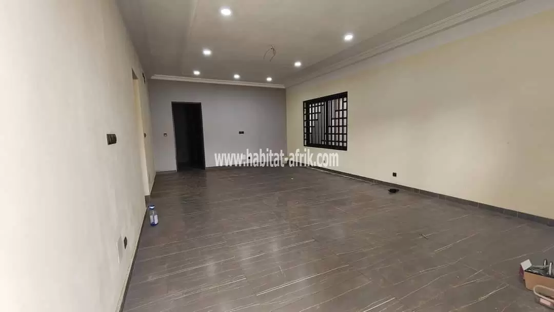 Je mets en vente une villa duplex de 4 chambres a atsiegou, 150 mètres du goudron lome togo