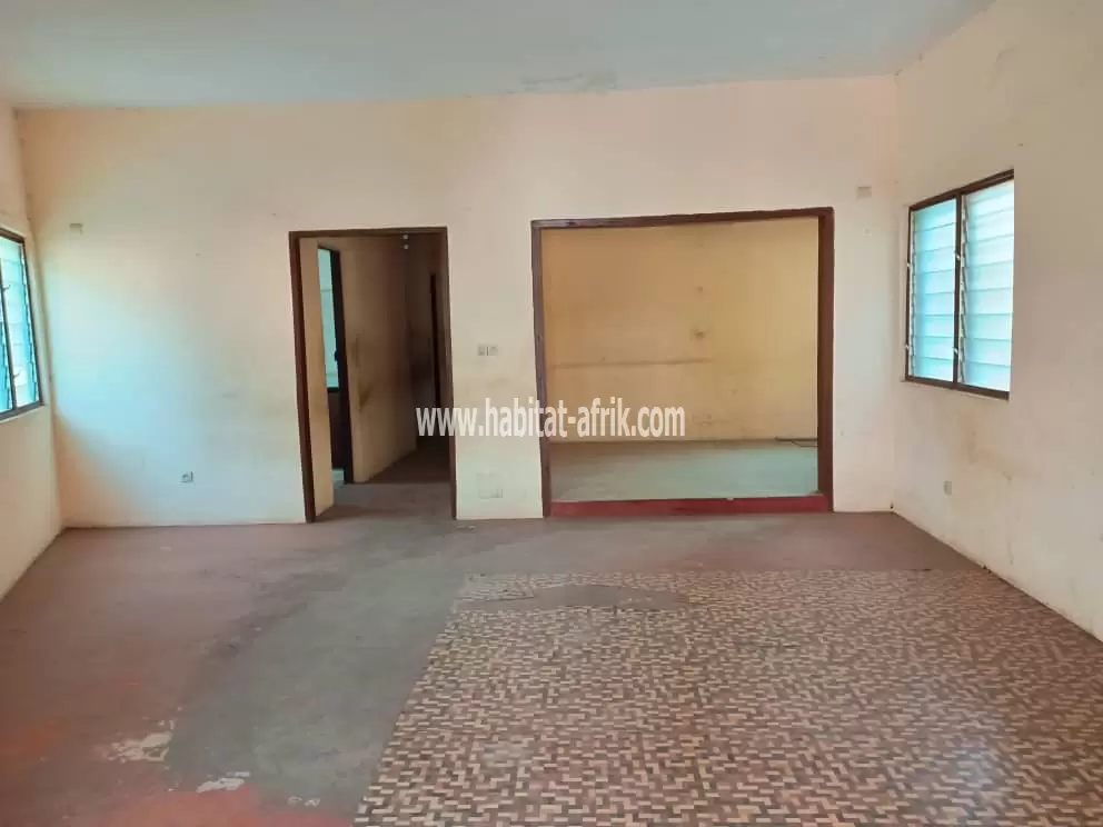 Je mets en vente une maison de trois (3) chambres salon sur demi lot a adidogome lome togo