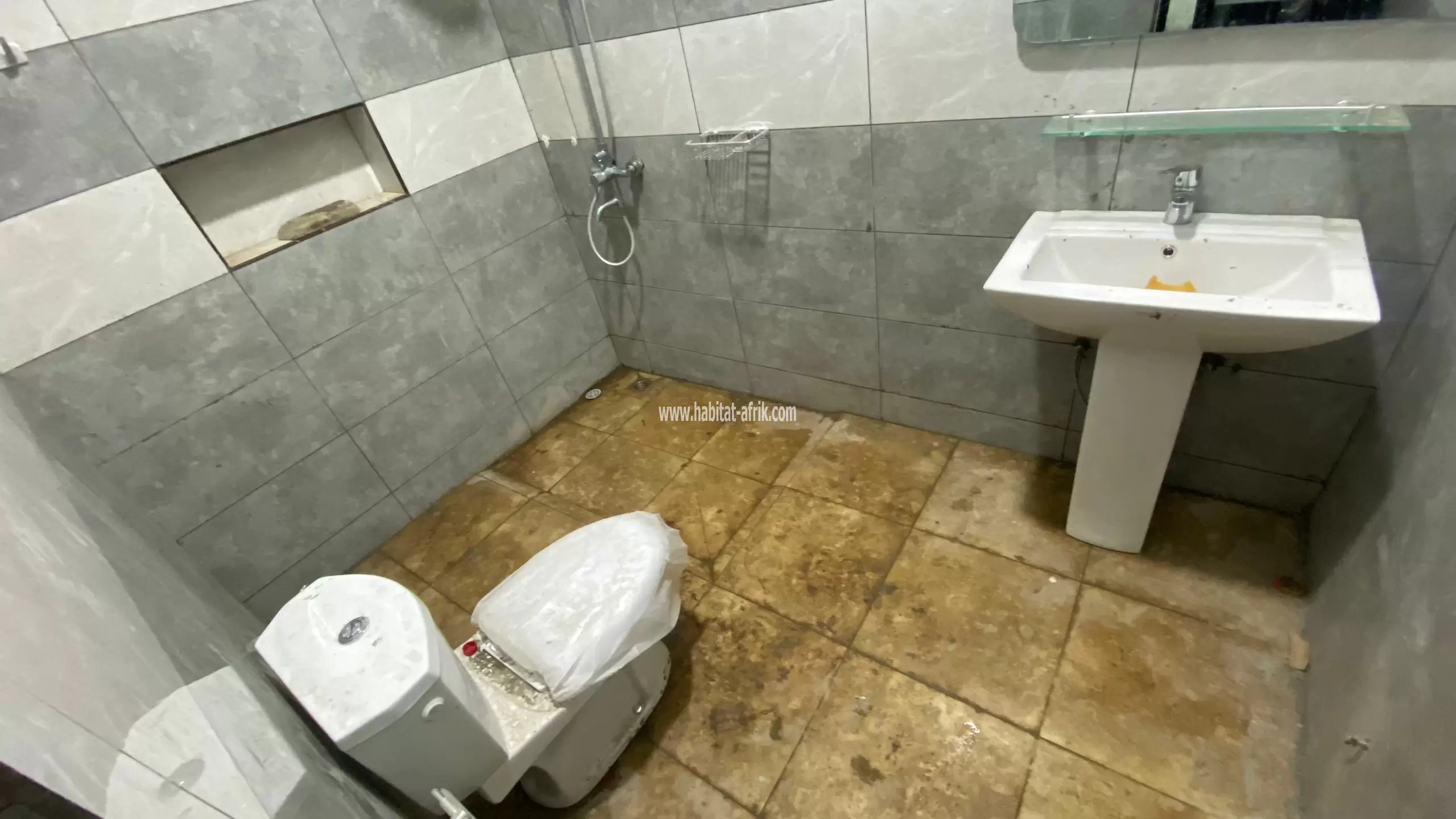 Je mets en location un appartement cour unique de deux (2) chambres salon a atsiegou sokpanou lome togo