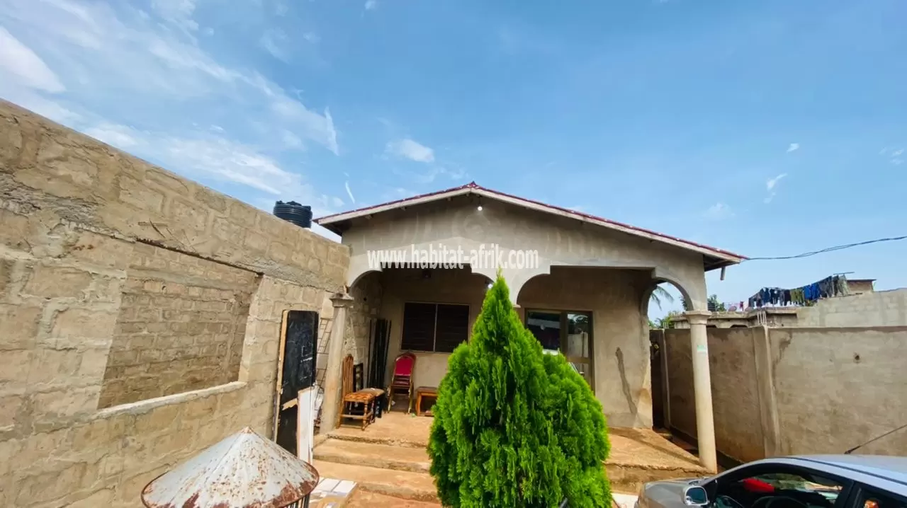 Je mets en vente une maison inachevée sir demi lot à akato lome togo