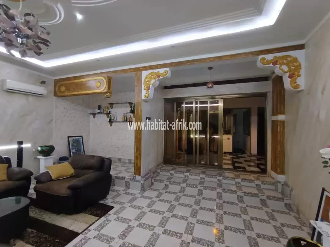 Je mets en vente une villa duplex de 8 chambres 2 salon au CEG baguida lome togo