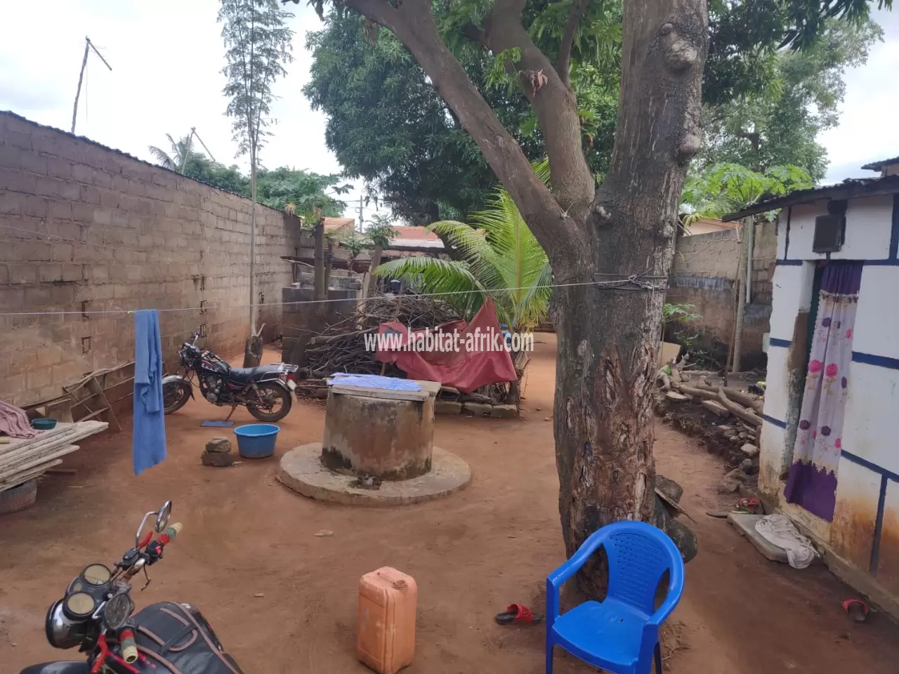 Je mets en vente une parcelle de terrain demi avec 2 fois une pièce au bord du goudron Atsiegou vi lome togo