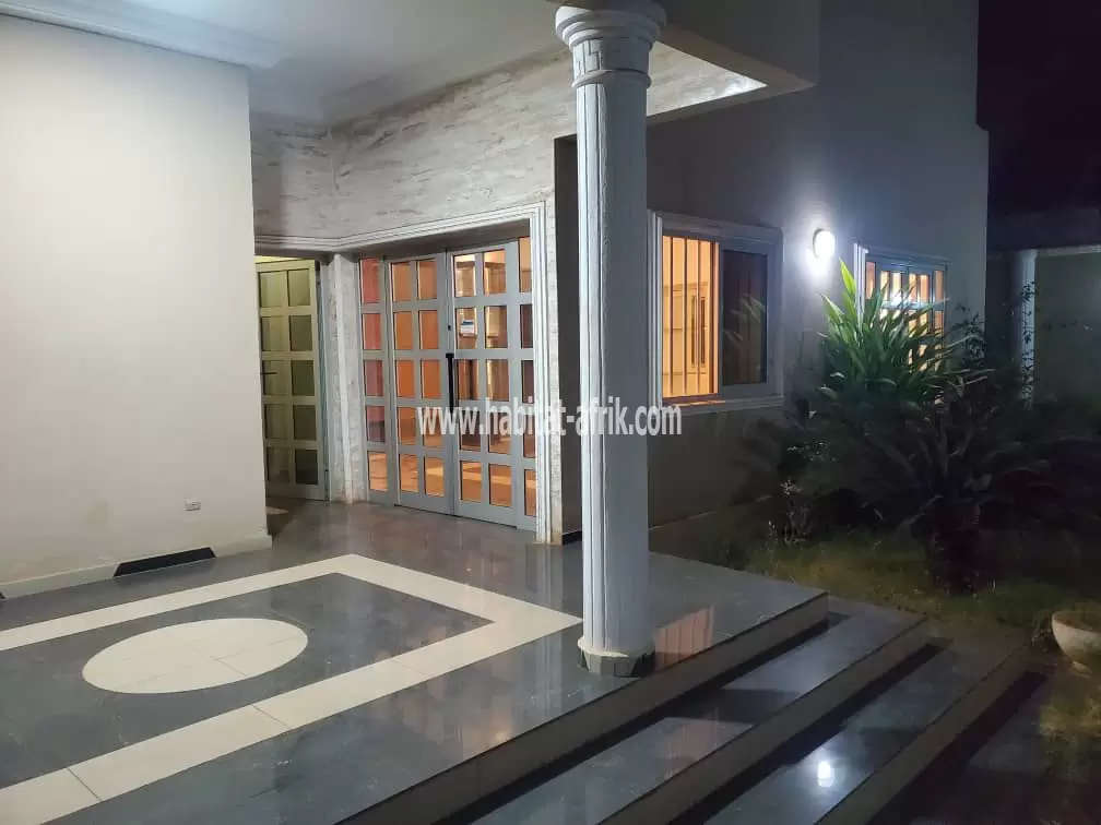 Je mets en vente une villa duplex de 5 chambres salon sur demi carré à Kegué Kelegougan 20m du goudron lome togo