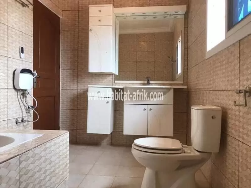 Je mets une   LOCATION VILLA DUPLEX     Kegue kpatcha - 450k- 05 chambres  MAISON DUPLEX 05 CHAMBRES ET 01 DÉPENDANCE AVEC JARDIN GARAGE POUR 2 VOITURE AU QUARTIER KEGUE KPATCHA 14 VILLA LOME TOGO  AU REZ-DE-CHAUSSÉE  01 CHAMBRES ( SALON CLIMATISÉ ) CUISI