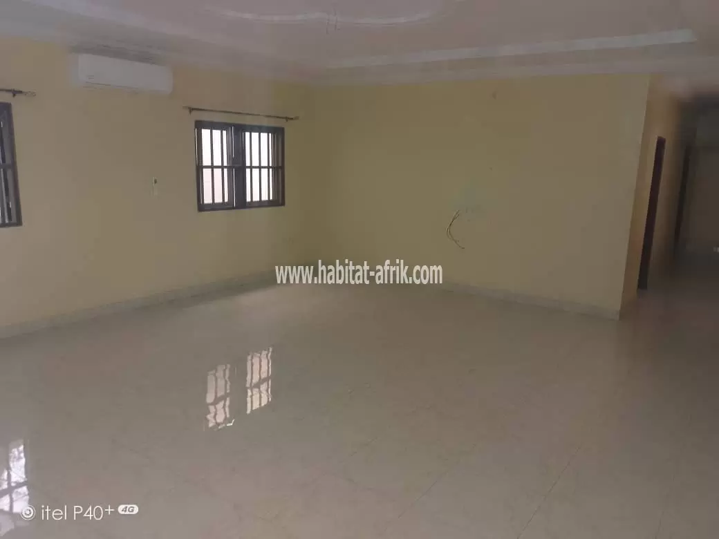 Je mets en location un appartement cour unique de quatre (4) chambres salon a zanguera lome togo