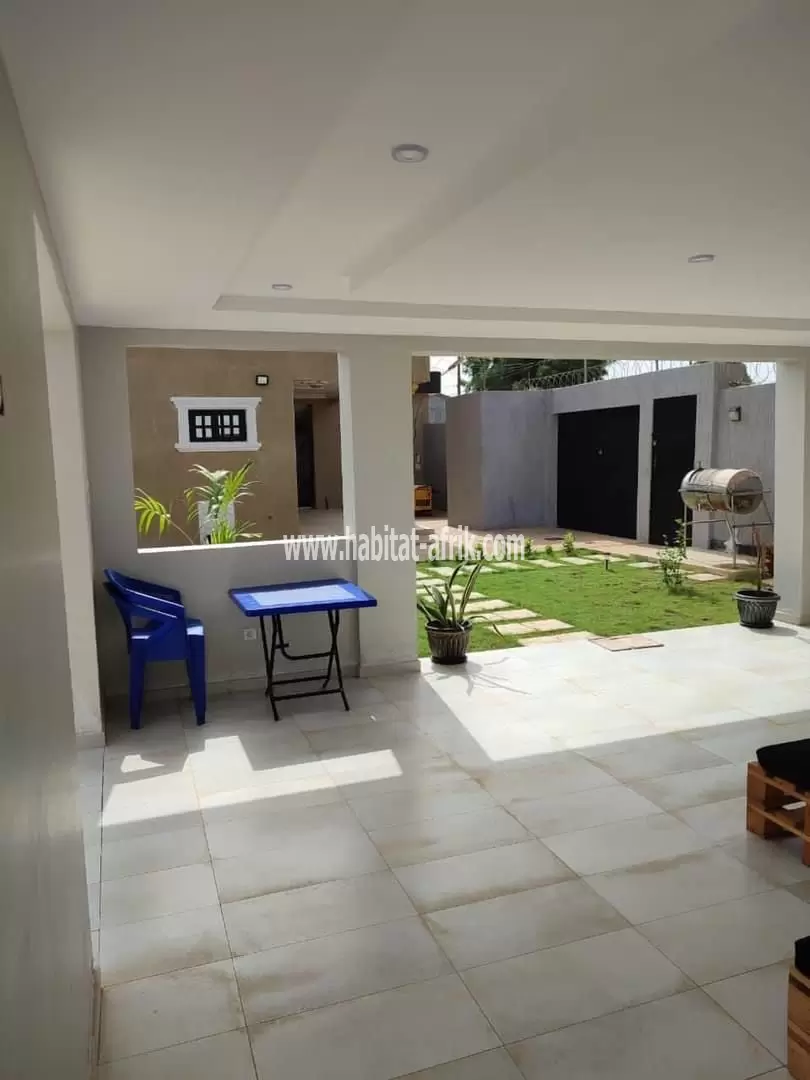 Je mets en location une villa meublée de deux chambres salon avec piscine jardin barbecue équipé à segbe - akato 3km du goudron sécurité assurée lome togo 