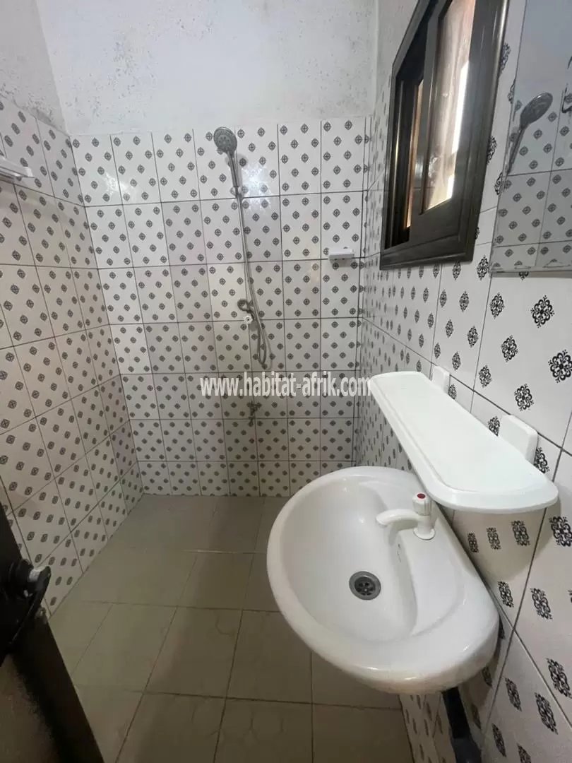 Je mets en vente une appartement de deux (2) chambres salon interne à Hedzranawoe pharmacie bien être lome togo 