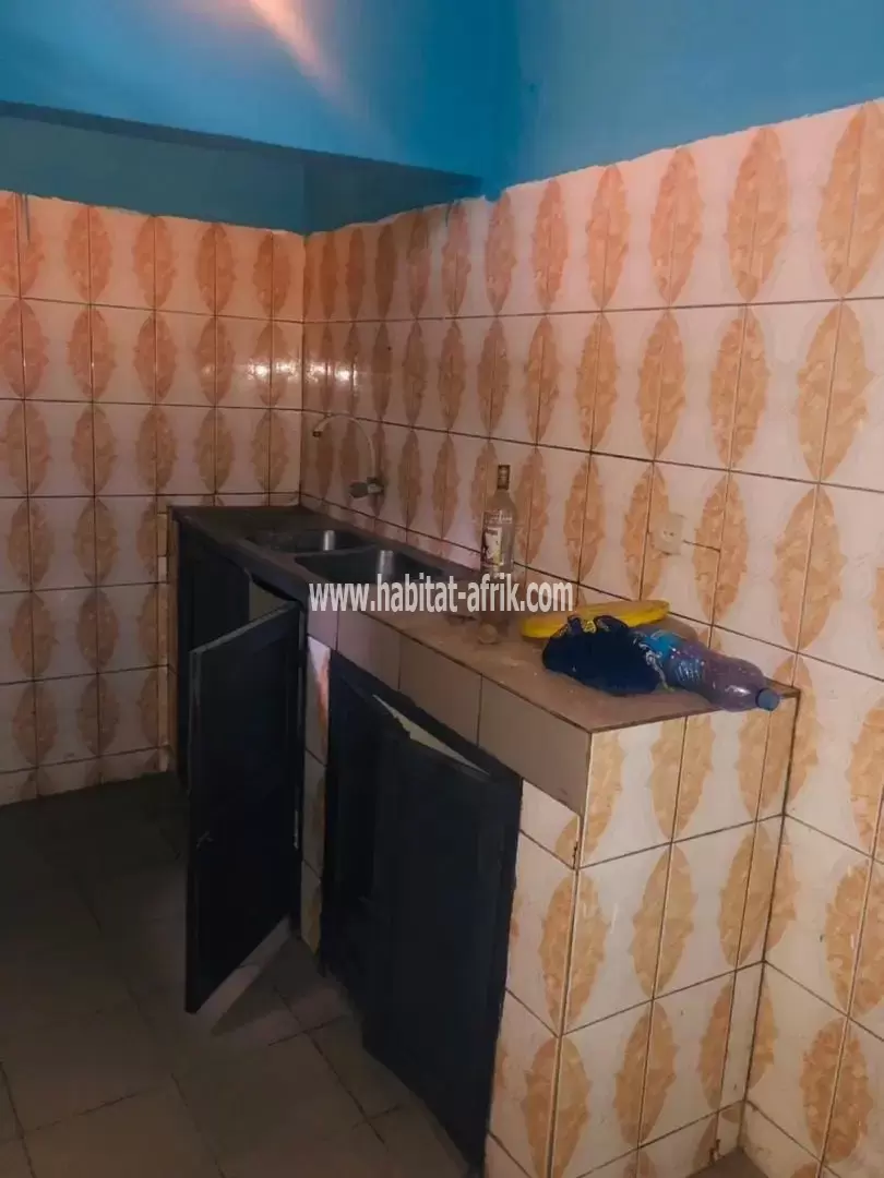 Je mets en vente une maison sur un quart de lot avec trois (3) chambres salon à adidogome Amadanhome lome togo 