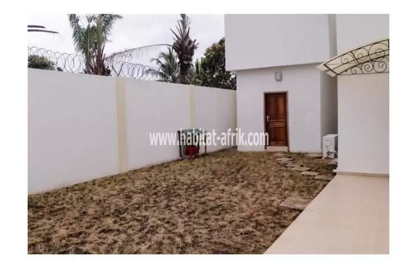 Je mets en location une villa de cinq chambres salon jardin à Hedzranawoe novissi lome togo 