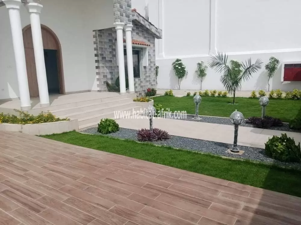 Je mets en vente un villa sur un lot avec titre foncier de quatre (4) chambres salon jardin dépendance à BAGUIDA LOME togo 