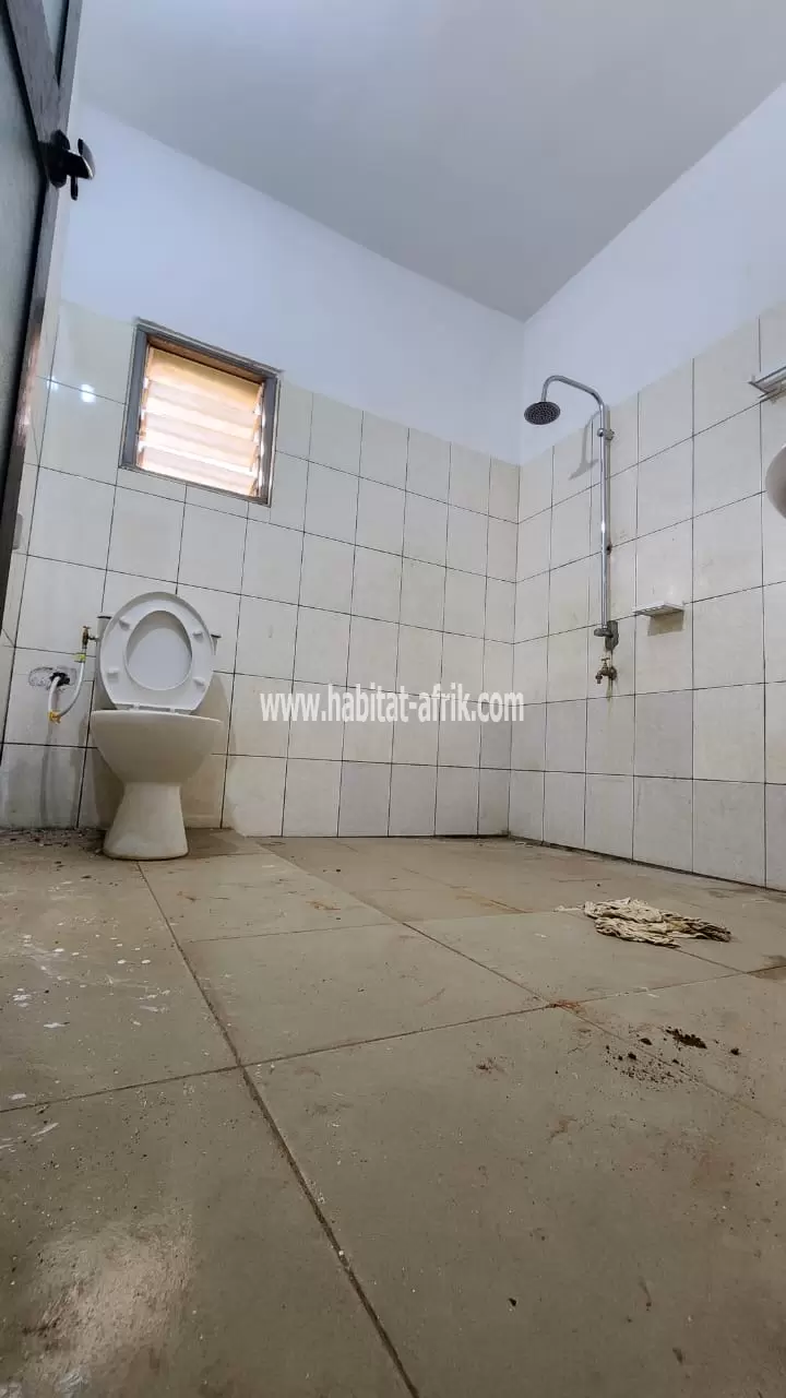 Je mets en location un appartement cour unique de deux (2) chambres salon à adidogome Sodabidapé lome togo 