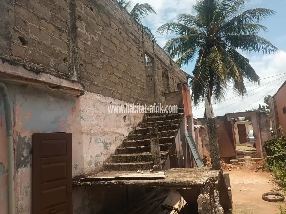 Je mets en vente une parcelle de terrain demi lot à kegue assemblée de Dieu lome togo 