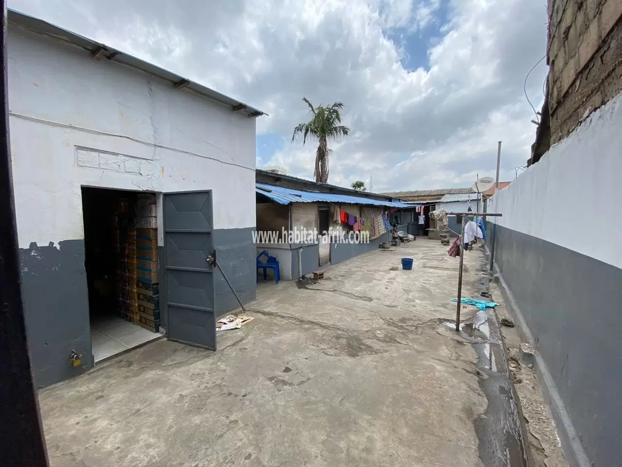 Je mets en vente une maison de location sur demi lot de 6 pièces et 2fois 2 chambres salon à gbossime lome togo 