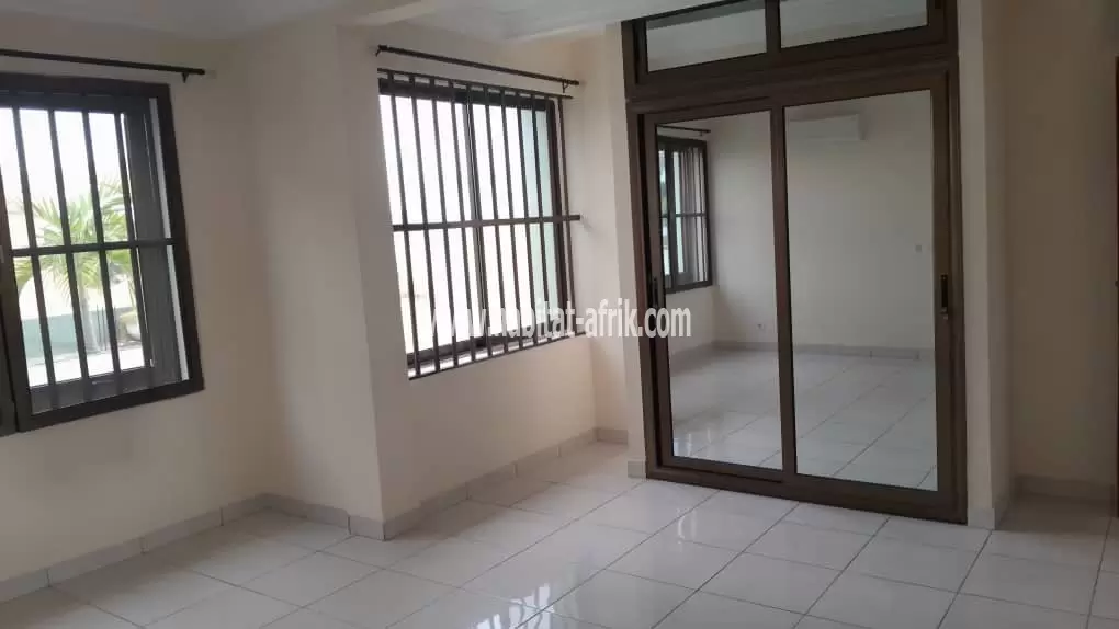 Je mets en vente une villa sur un lot 600 mètres  Carré de quatre (4) chambres salon dans la cité BOAD BAGUIDA lome togo 