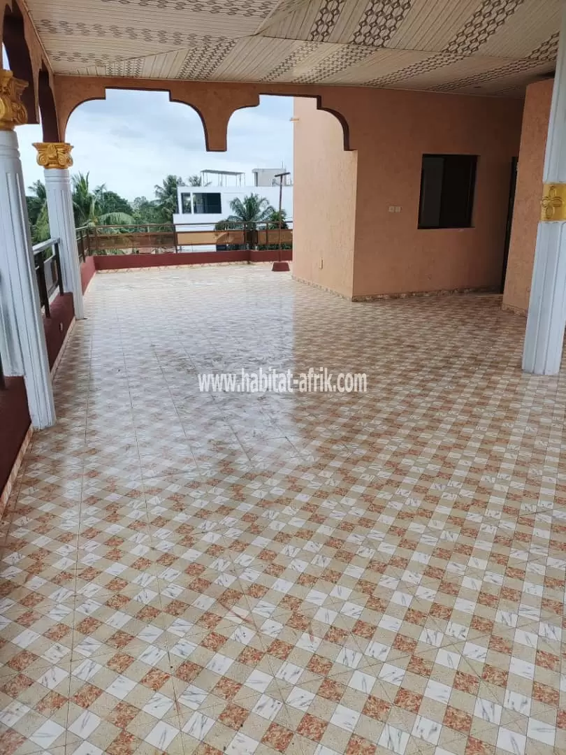 Je mets en vente une villa de 4 chambres salon sur 1 quart de lot à AGOE cavaveli LOME togo