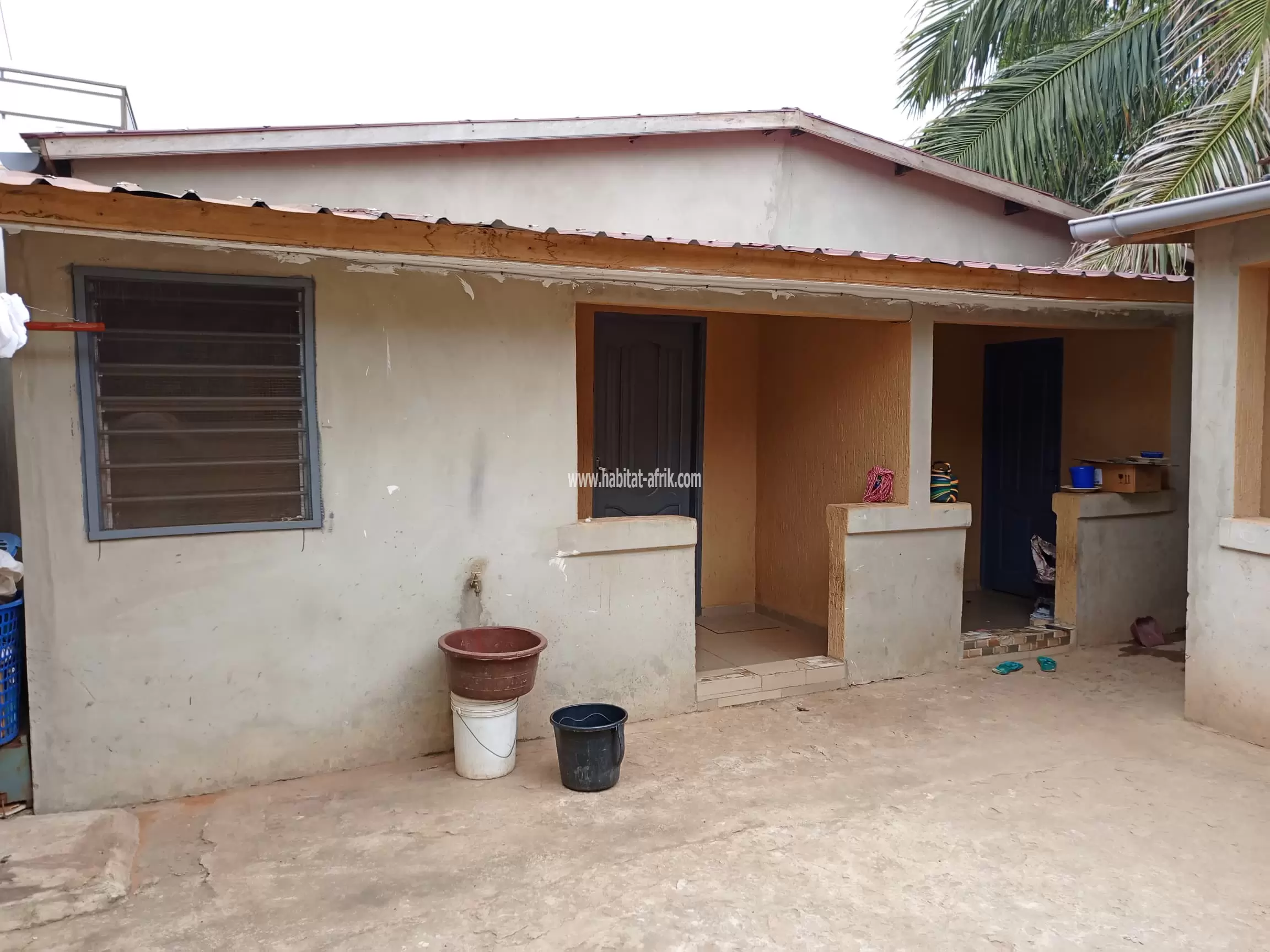 Je mets en vente une maison de location de 2 fois chambre salon et 2 fois pièce interne à AGOE demakpoe juste 150m du goudron LOME togo 