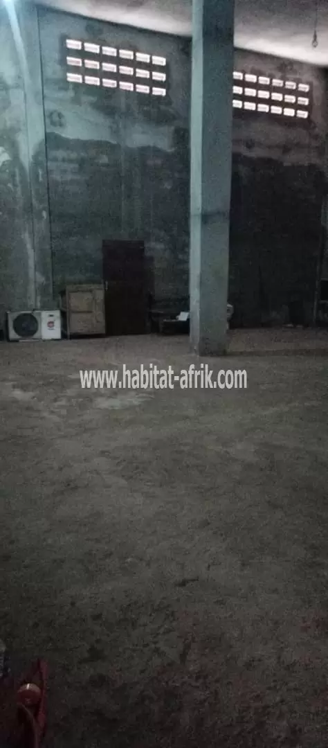 A louer un magasin à bè 120 mètres carré Lomé Togo 