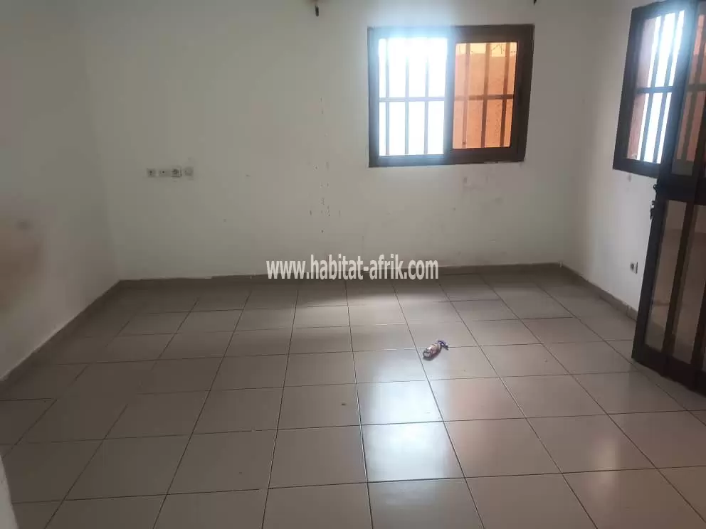 A louer un appartement pièce non meublée wcd cuisine interne à 250m du goudron kegue kpatcha LOME Togo