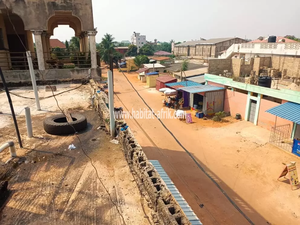 À vendre une maison à étage sur un quart de lot  au carrefour aised lome togo 