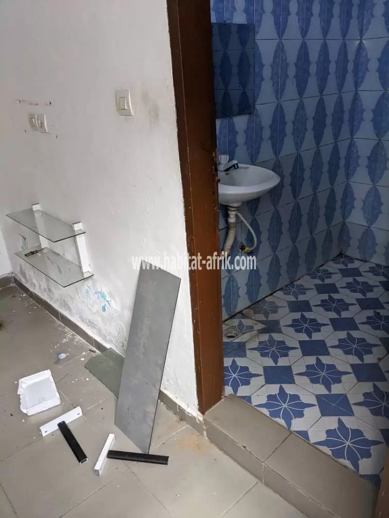 A louer une pièce douche wc cuisine interne à Agbalepedo HAAC lome togo