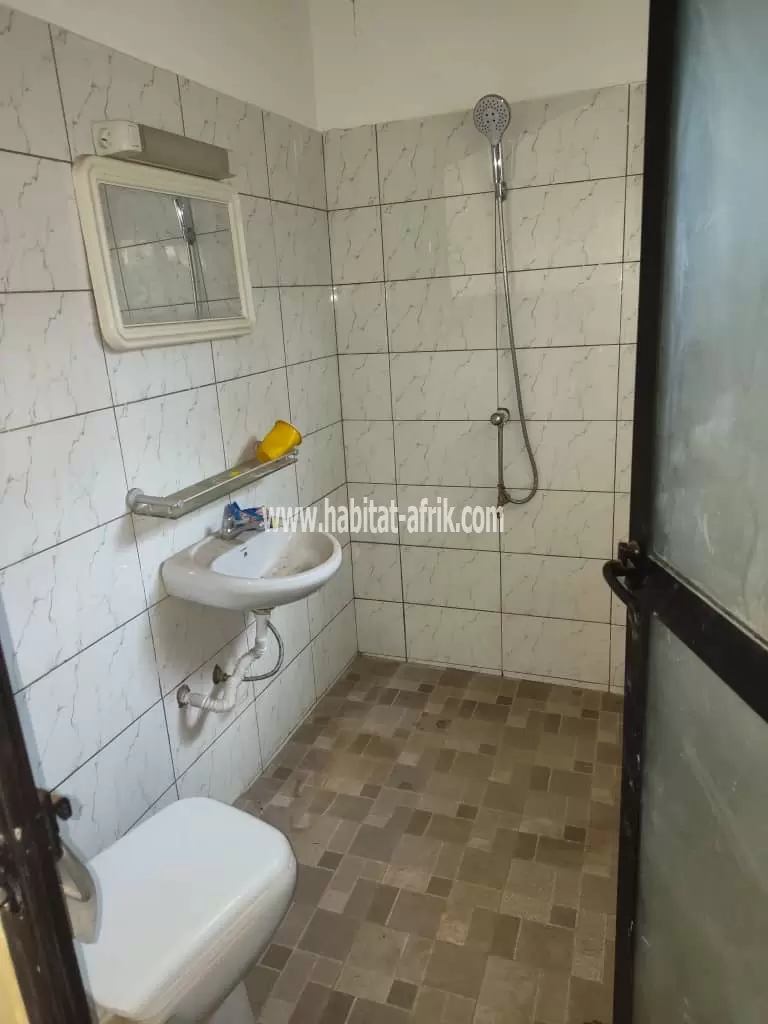 A louer appartement chambre salon douche wc interne a adidogome lycée lome togo 