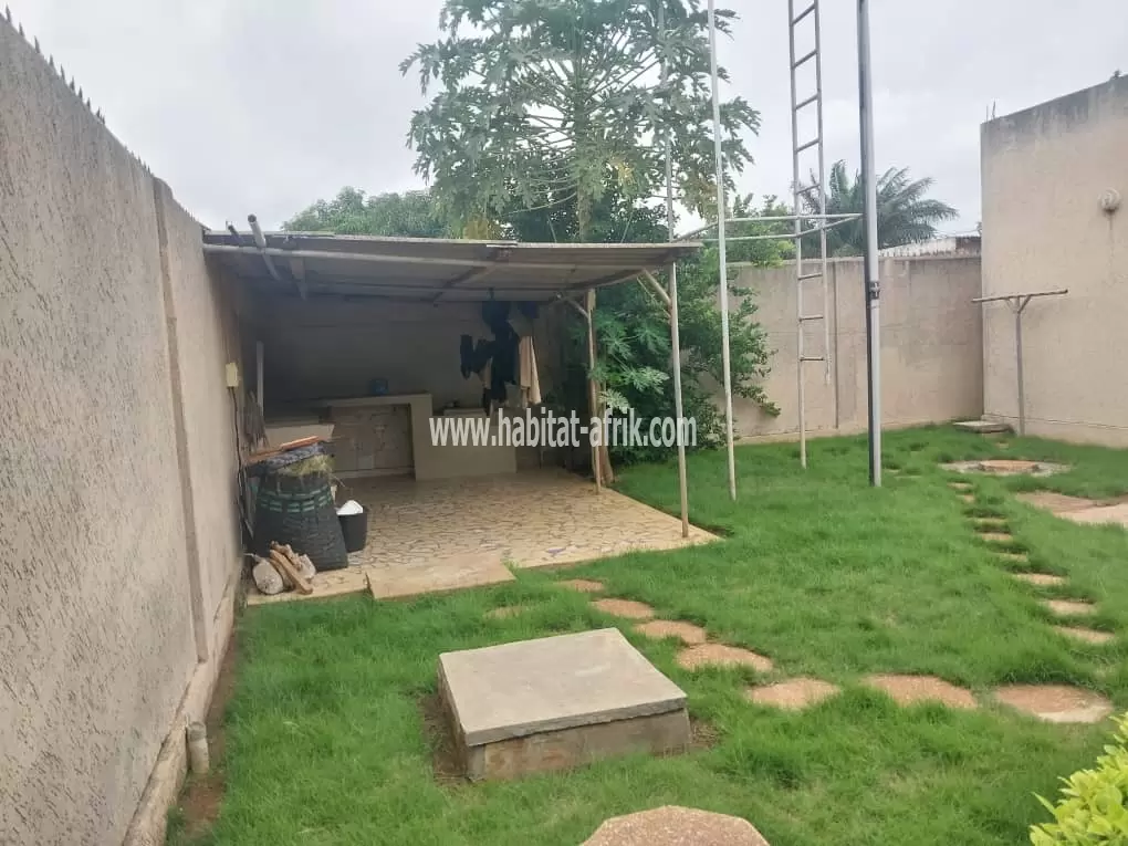 Je mets en location une villa de cinq (5) chambres salon autonome avec jardin à Hedzranawoe awoudja lome togo