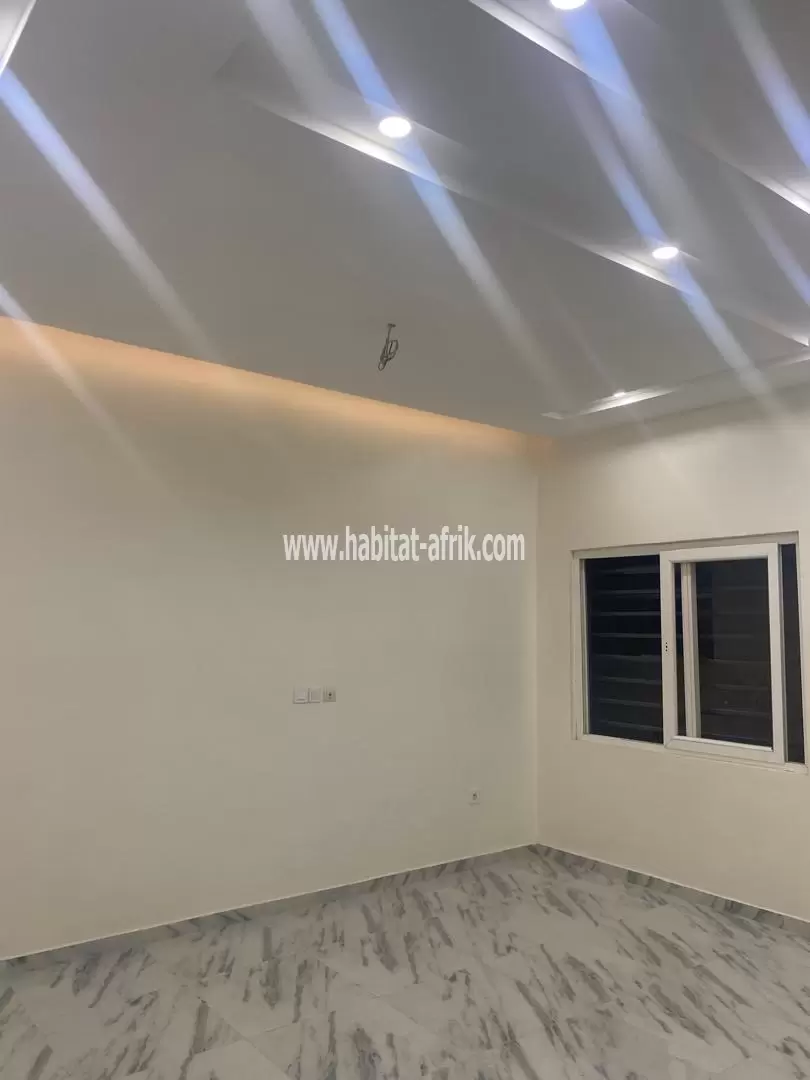 Je mets en vente une villa avec piscine a kegue stade de 5 chambres 2salon lome Togo 