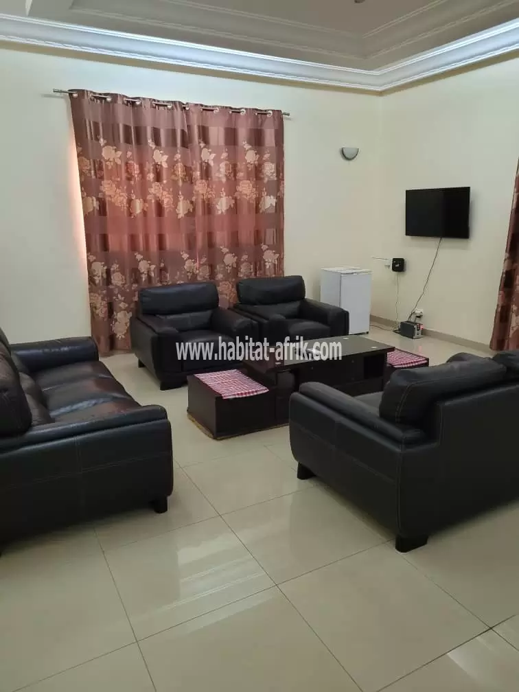Je mets en location un logement meublé de 3 chambres salon avec jardin situé dans la localité de djidjole au bord du pave lome togo