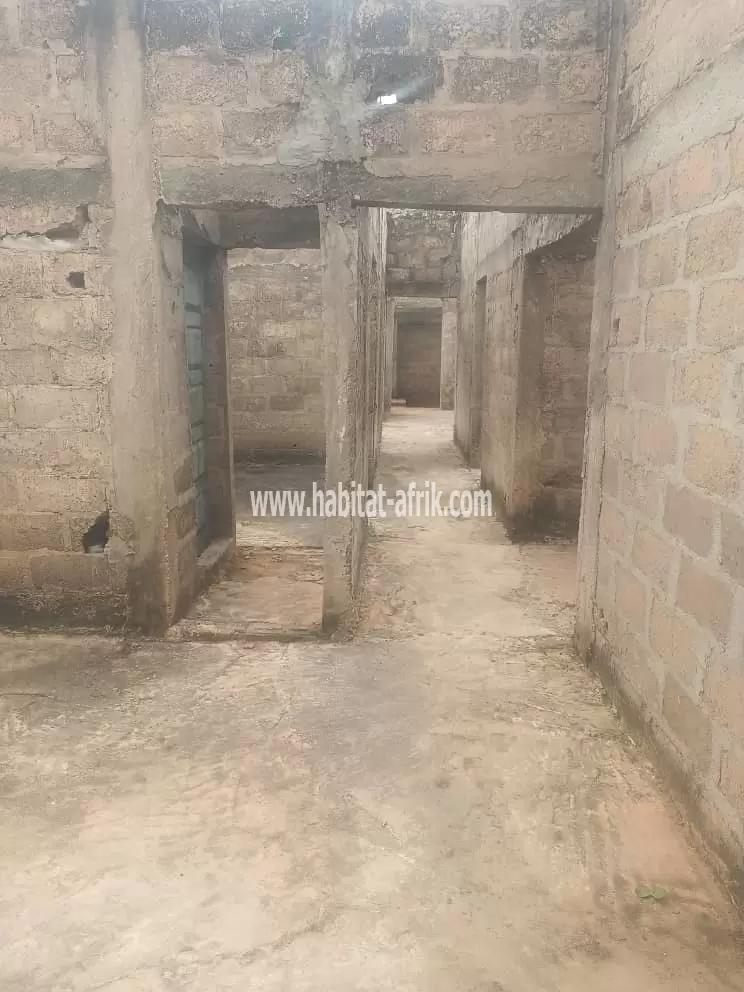 Je mets en vente une maison inachevée de 3 chambres salon dépendance à adidogome logote marché lome togo