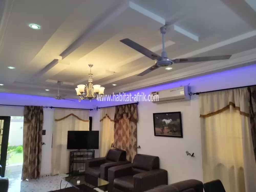 Je mets en location une villa meublée de deux chambres salon jardin a adidogome logote 150m du goudron lome togo