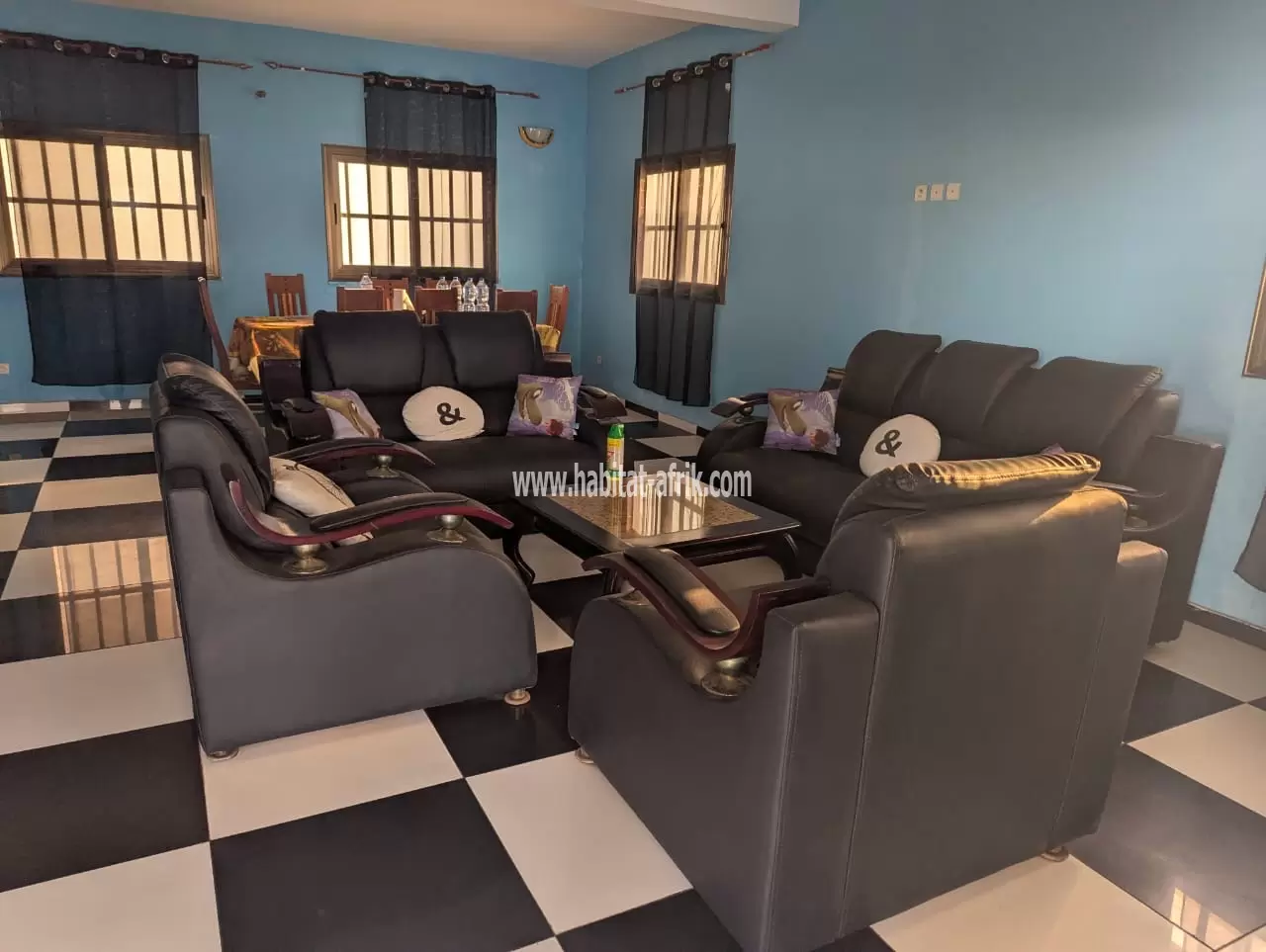 Je mets en vente une villa duplex de 4 chambres salon avec un grand espace et un joli jardin fleuri à baguida 350m du goudron lome aneho