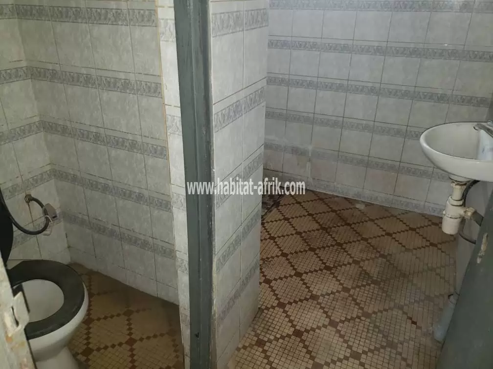 Je mets en vente une villa de 2 chambres salon dépendance et une piece sur demi lot a ablogame lome togo