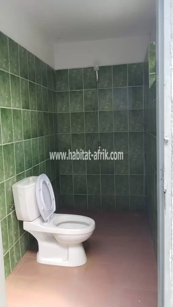 Je mets en vente une villa de 2 chambres salon et 2 dépendances sur une parcelle de demi lot pres de la TDE AGOE CACAVELI Lome Togo