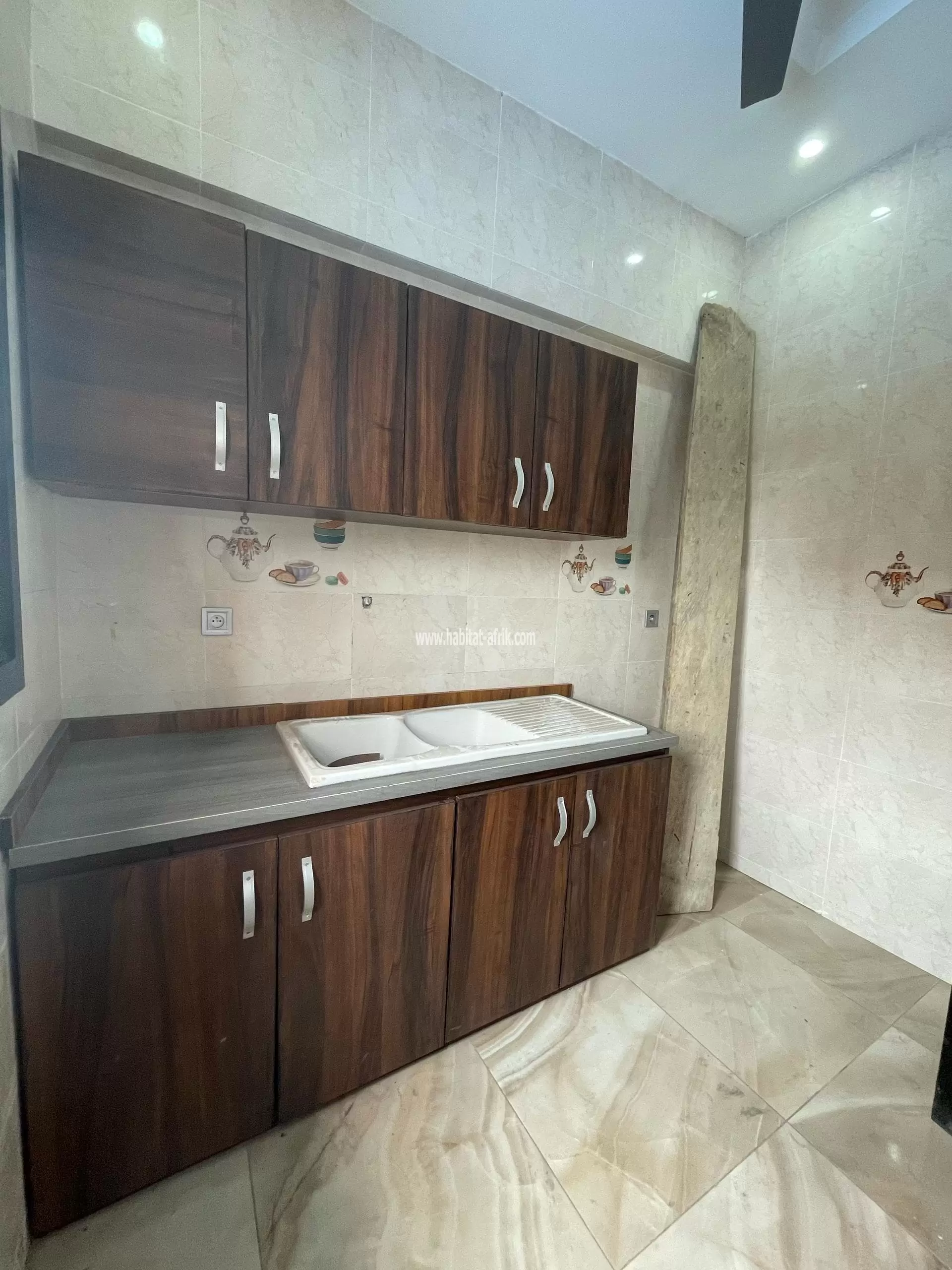 Je mets en location une chambre studio a be château lome togo