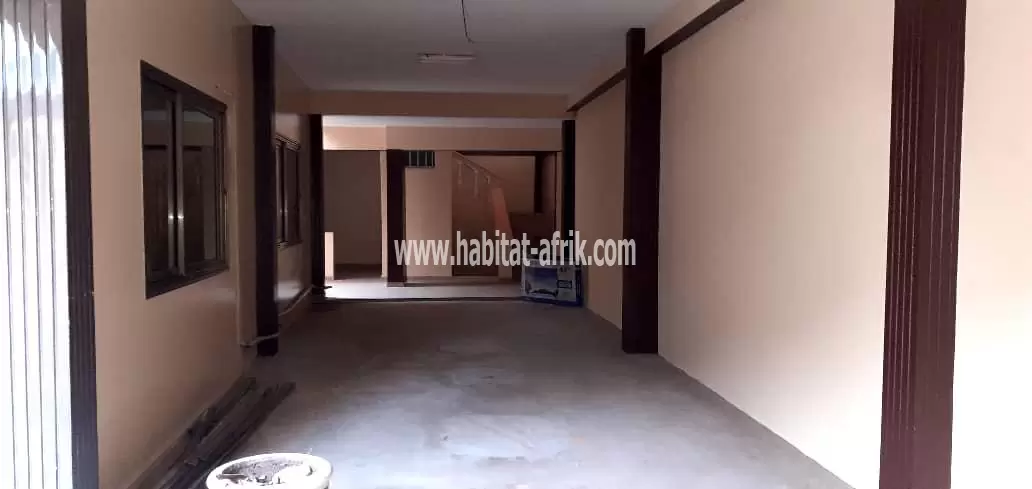 Je mets en location une villa duplex de 4 chambres salon autonome à cito aéroport lome togo