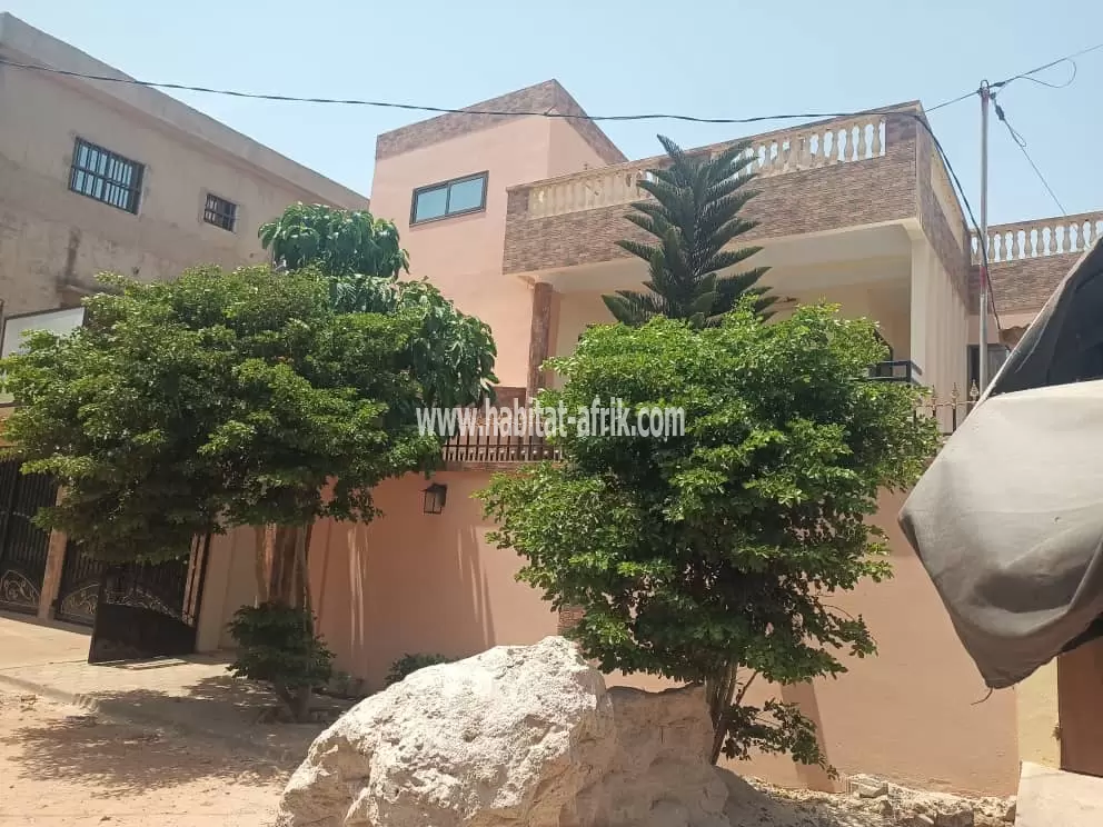 Je mets en location une villa duplex de 5 chambre salon autonome a Agoé lycée lome togo