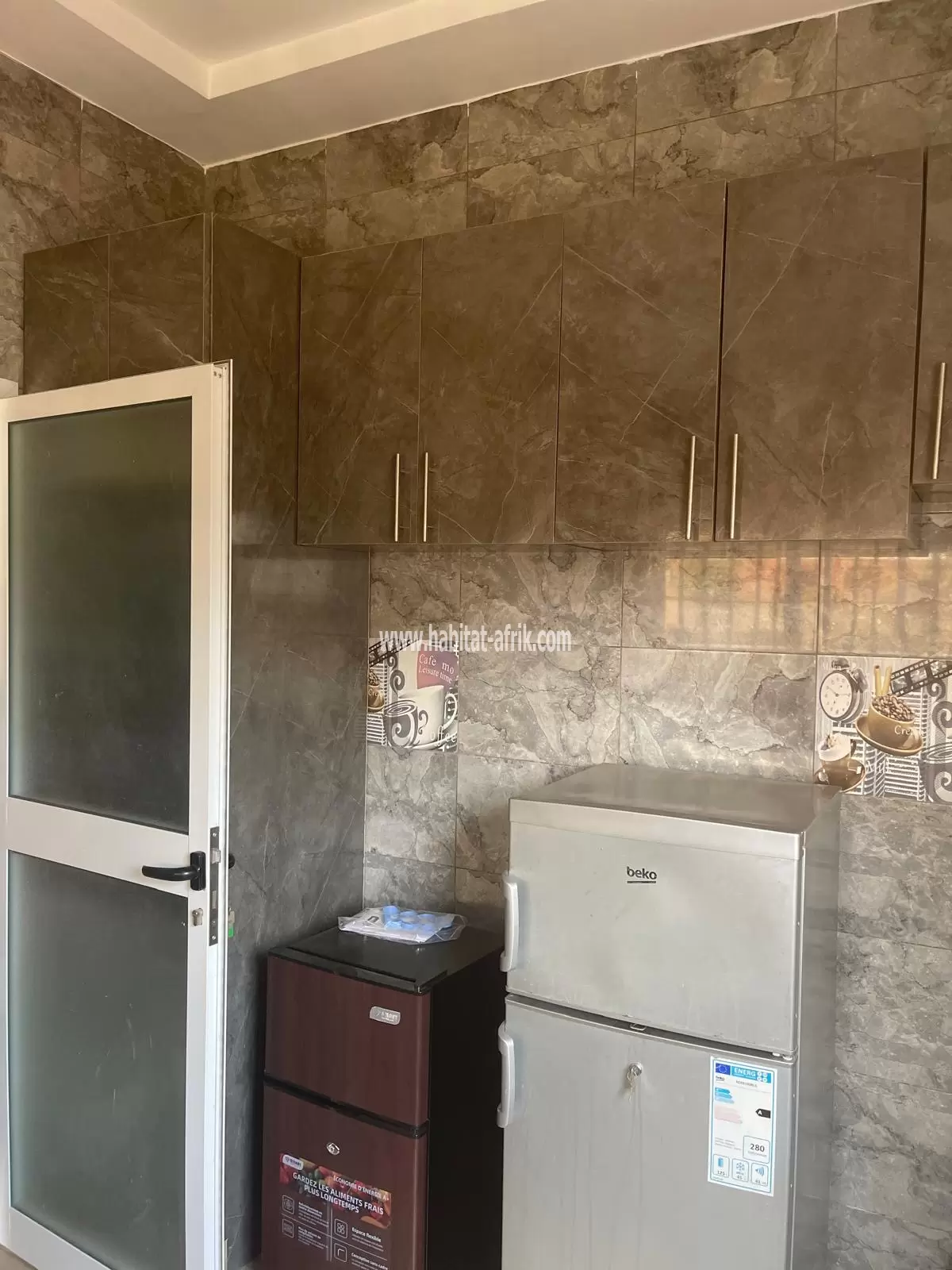Je mets en vente une villa construite sur demi lot angle de rue dans la cité mokpokpo 2 chambres salon lome togo