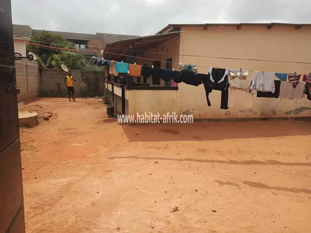 Je mets en vente une parcelle de terrain demi lot sur lequel est construite 3 fois chambre salon situé à vakpossito lome togo