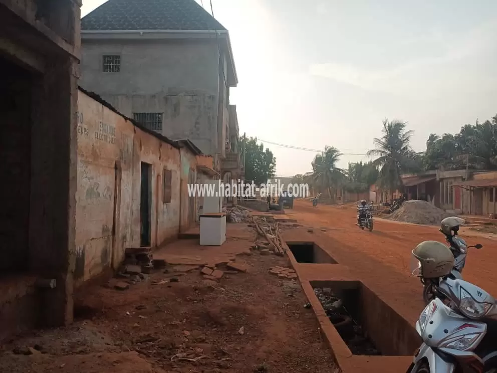 Je mets en vente une parcelle de terrain 01 lot en face d’une rue de 20m à Agoé assiyeye lome togo