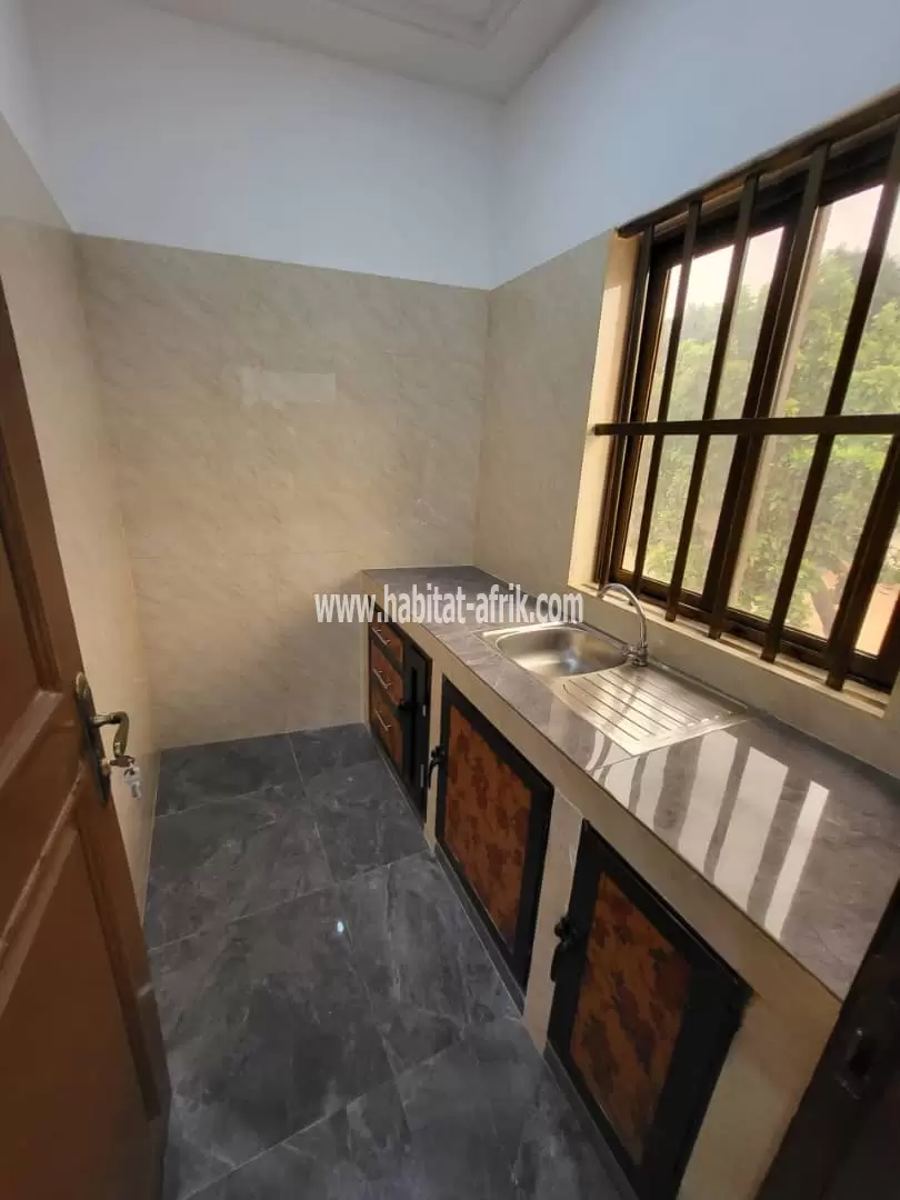 Je mets en location un appartement de 2 chambres salon sur étage R+1 situé à adidogome Sagbado pharmacie actuelle lome togo