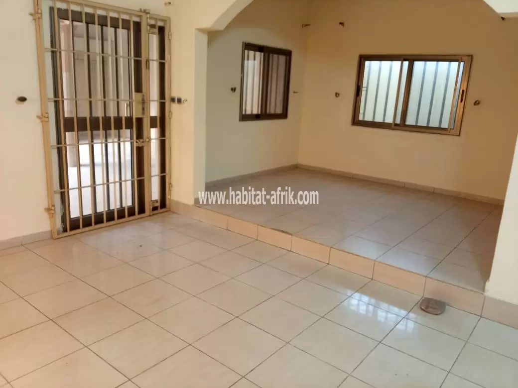 Je mets en location une villa de 04 chambres salon dwc cuisine a adidogome wognome zion to lome togo