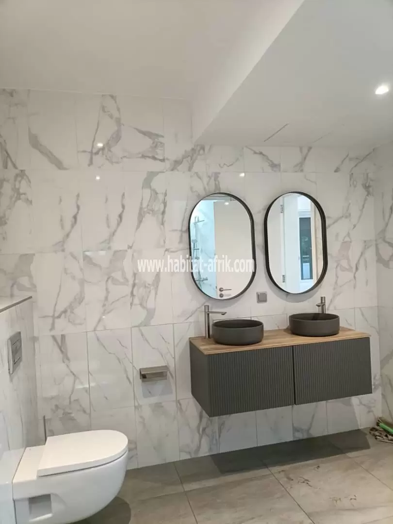 Je mets en location une villa duplex avec piscine de 5 chambres salon et une dépendance à kodjoviakope lome togo