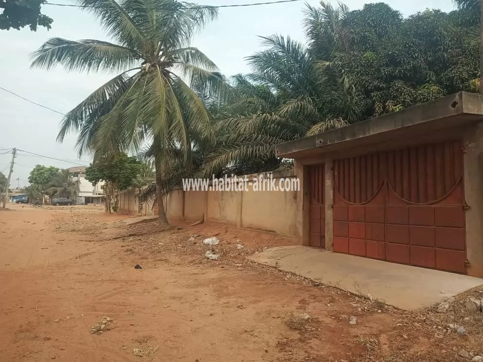 Je mets en vente une parcelle de un lot a avedji sur lequel est construite 2 chambres salon lome togo
