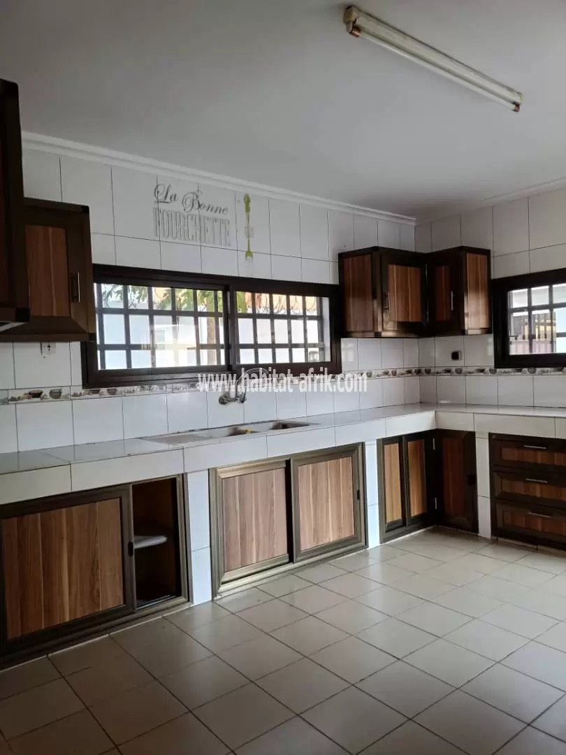 VILLA MAGNIFIQUE A LOUER A BAGUIDA 