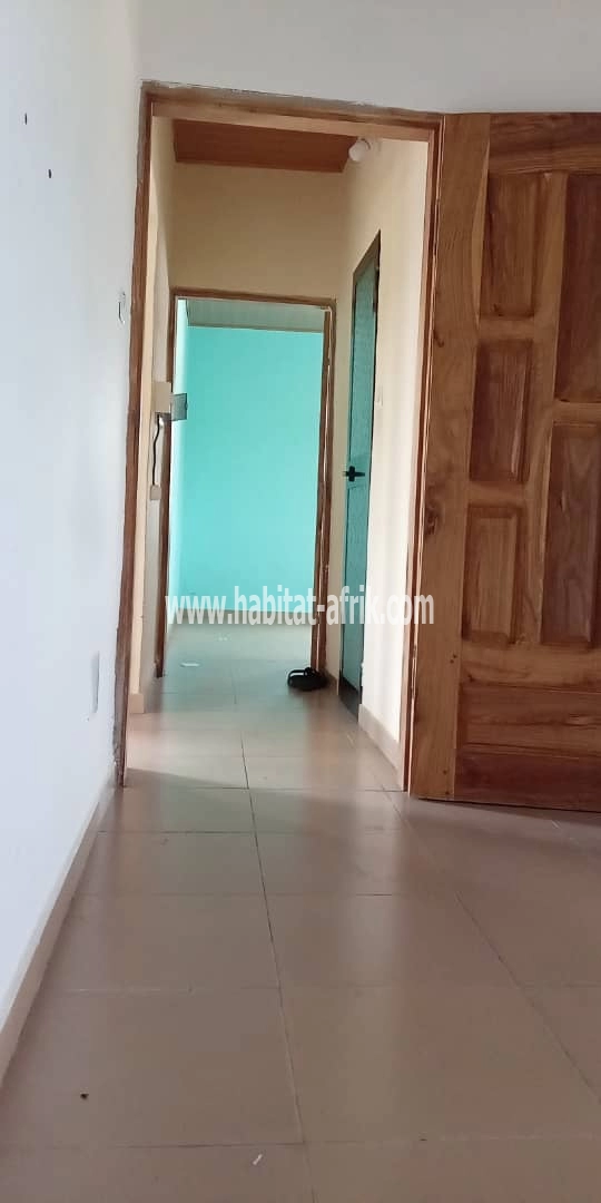 A louer (+22891347699)Appartement seul sur étages de 2 chambre salons WCD dans la chambre principal avec un wcd ds le couloir Garage disponible sur cash power personnel Menages 3 Loyer 50.000 Avance et caution 1 an ou 10 mois C'est a nanegbé carrefour bon