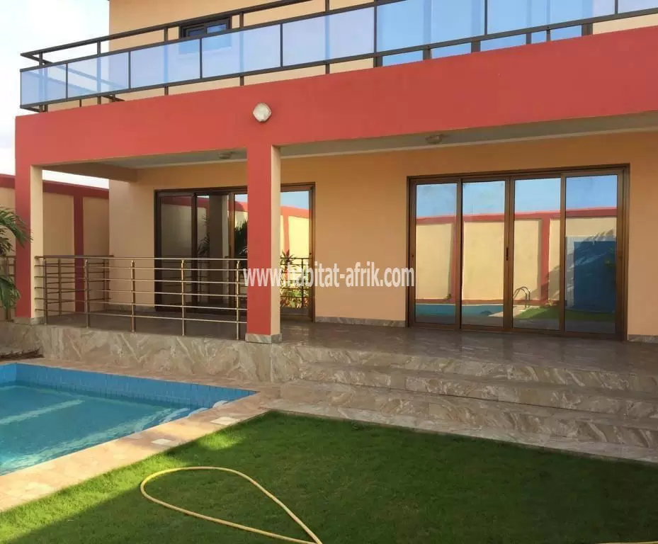 LOCATION : VILLA DUPLEX AVEC PISCINE À BAGUIFA