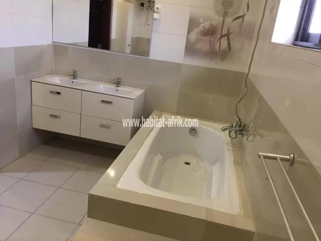LOCATION : VILLA DUPLEX AVEC PISCINE À BAGUIFA
