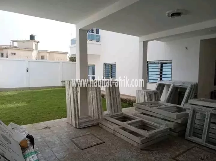 Villa Triplex en Vente à Lomé-Avénou